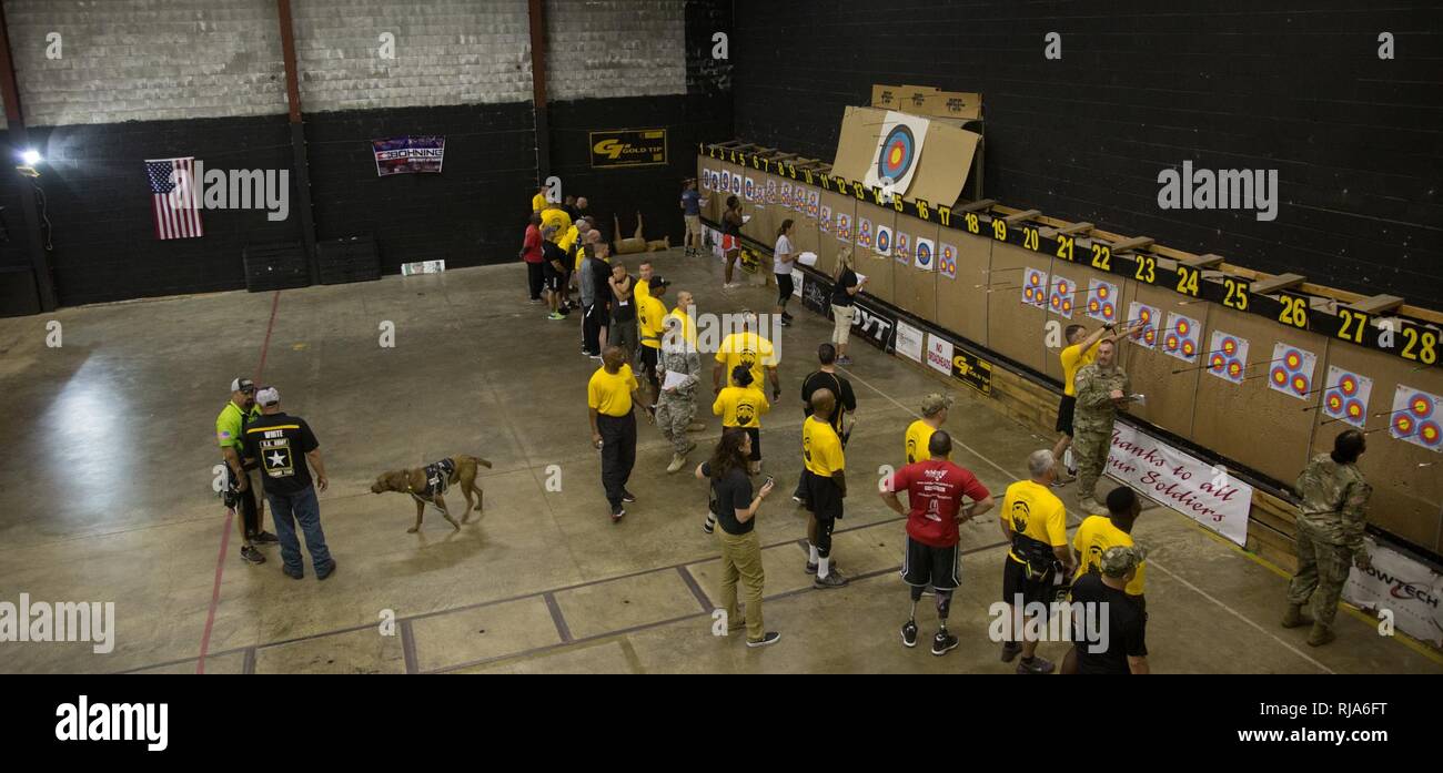 I soldati degli Stati Uniti in attesa di ricevere il loro punteggio per il tiro con l'arco, durante l'evento regionale di sanità Command-Atlantic 2016 Warrior giochi sperimentazioni regionali al tiro con l'arco Connessione nella città di Phoenix, AL., nov. 1, 2016. La Sanità regionale Command-Atlantic è uno dei quattro Esercito Salute regionale del comando regionale di hosting prove in tutto il paese. Concorrenti regionali che eccellono in eventi qualificanti saranno passate all'esercito Warrior giochi a Fort Bliss, Texas nel febbraio 2017. Foto Stock