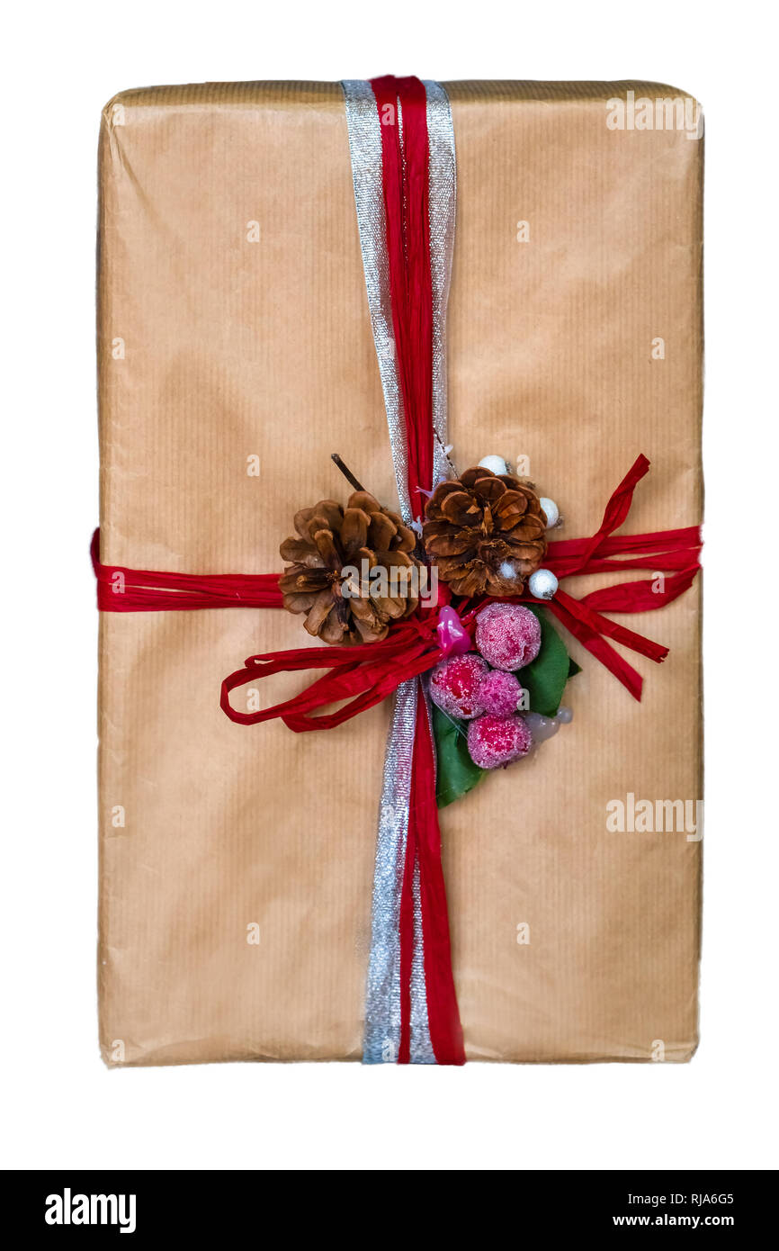 Confezione regalo isolato su sfondo bianco. Carta Craft Foto Stock