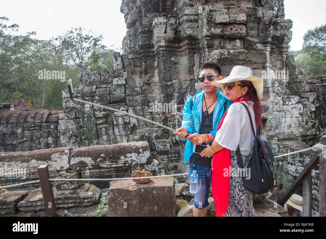 Siem Reap, Angkor, Tempel Bayon, von Touristen überlaufen, Paar beim fotografieren, Selfie Foto Stock