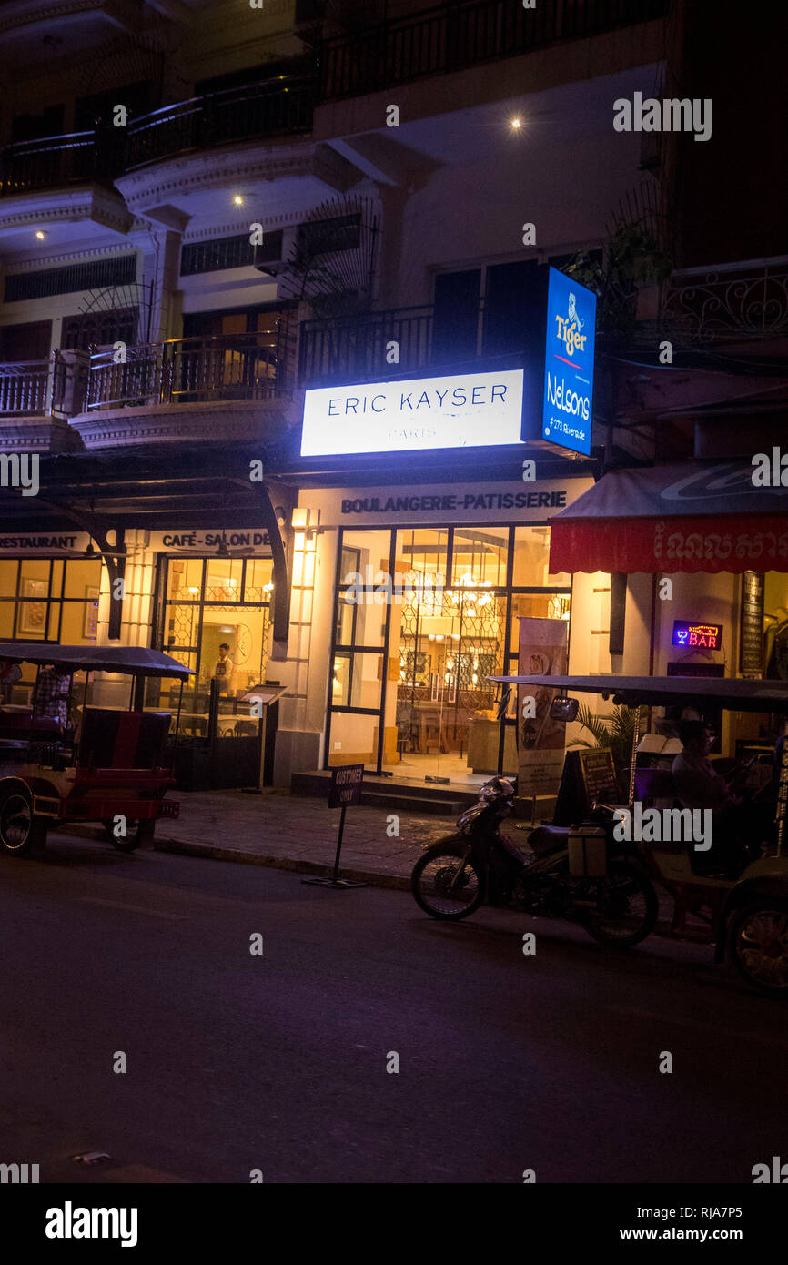 Kambodscha, Phnom Penh, Bäckerei Eric Kayser, Straßenszene bei Nacht Foto Stock
