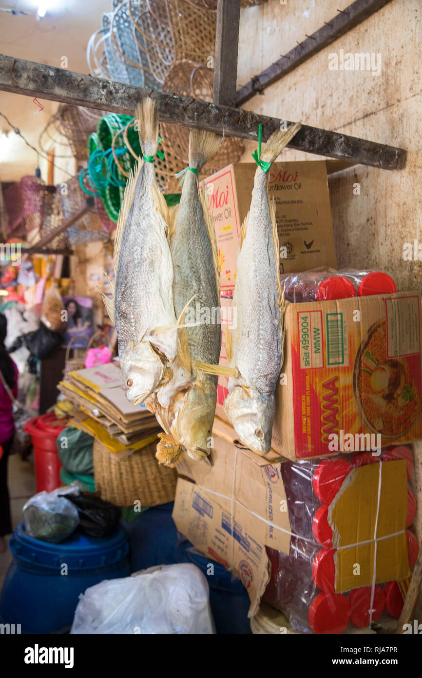 Siem Reap, Angkor, Alter Markt Trockenfisch zum Verkauf Foto Stock