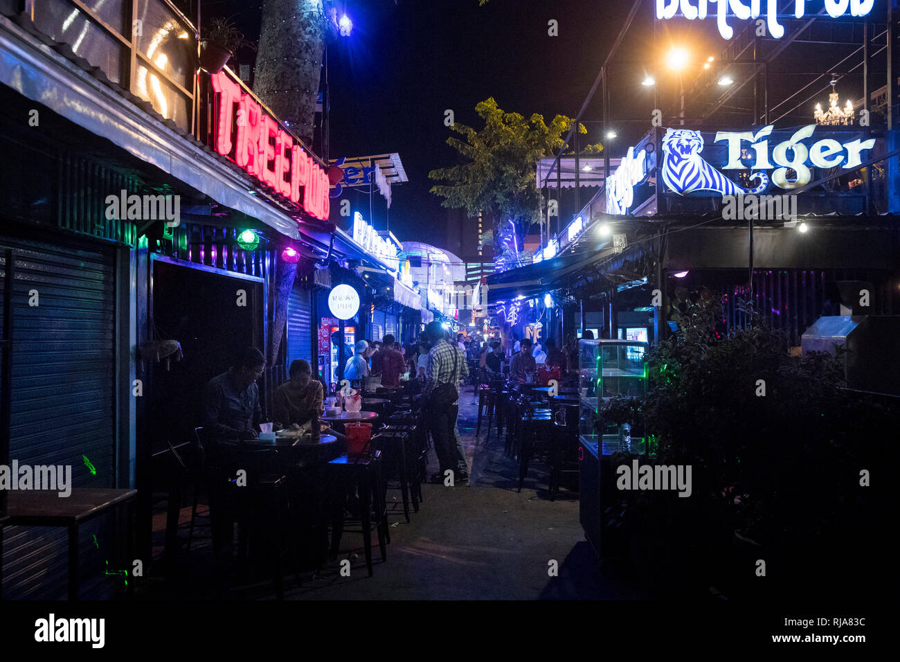 Kambodscha, Phnom Penh, Jet contenitori, ein modernes Bar- und Vergnügungsviertel aus ehemaligen Containern. Spricht vor allem Die junge Generation der Foto Stock