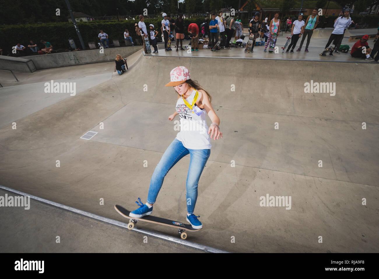 Una ragazza adolescente pattinaggio a livello Skatepark in Brighton, East Sussex, Inghilterra. Foto Stock