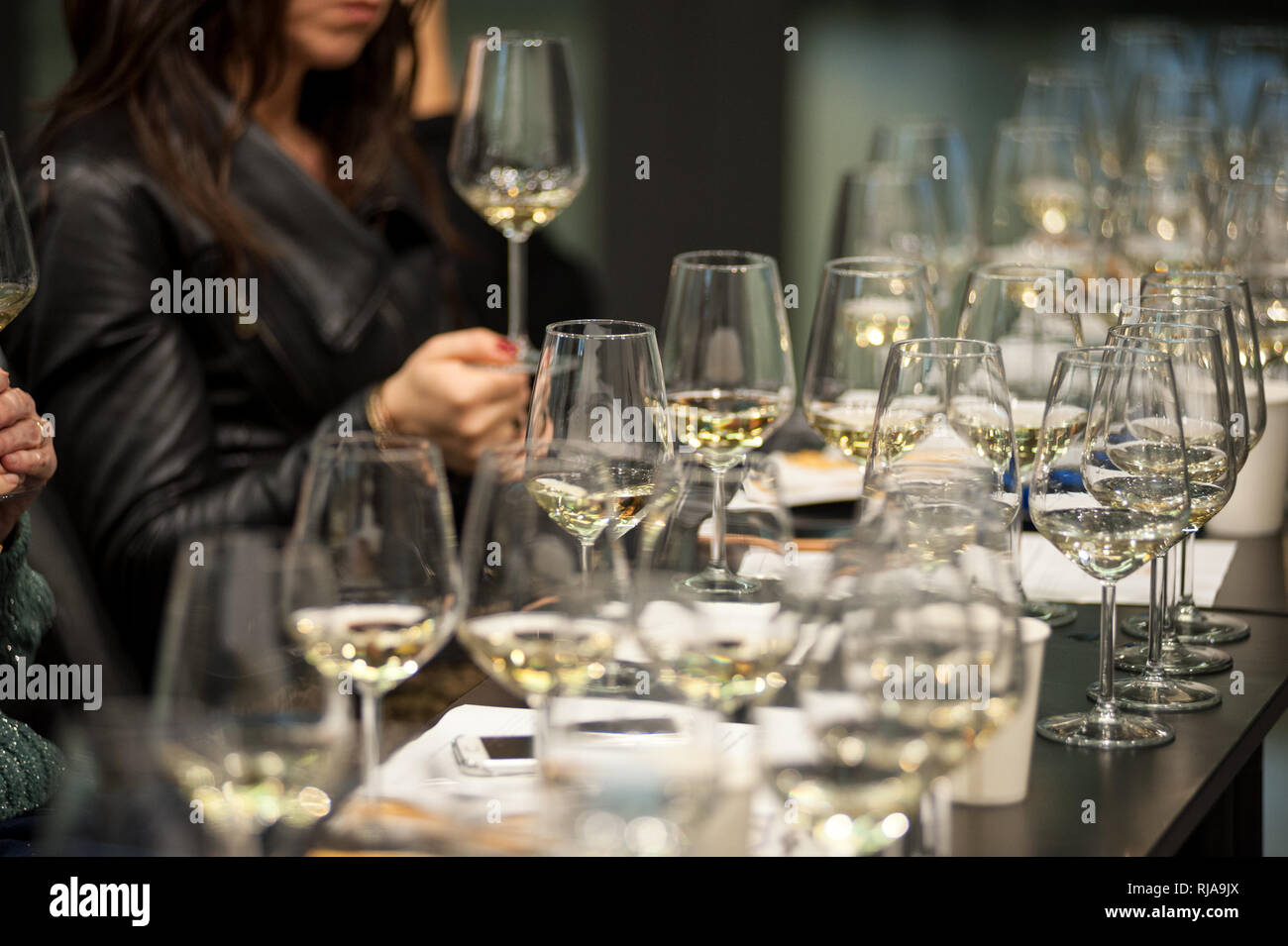 Persone degustazione di vino bianco durante una masterclass. Foto Stock