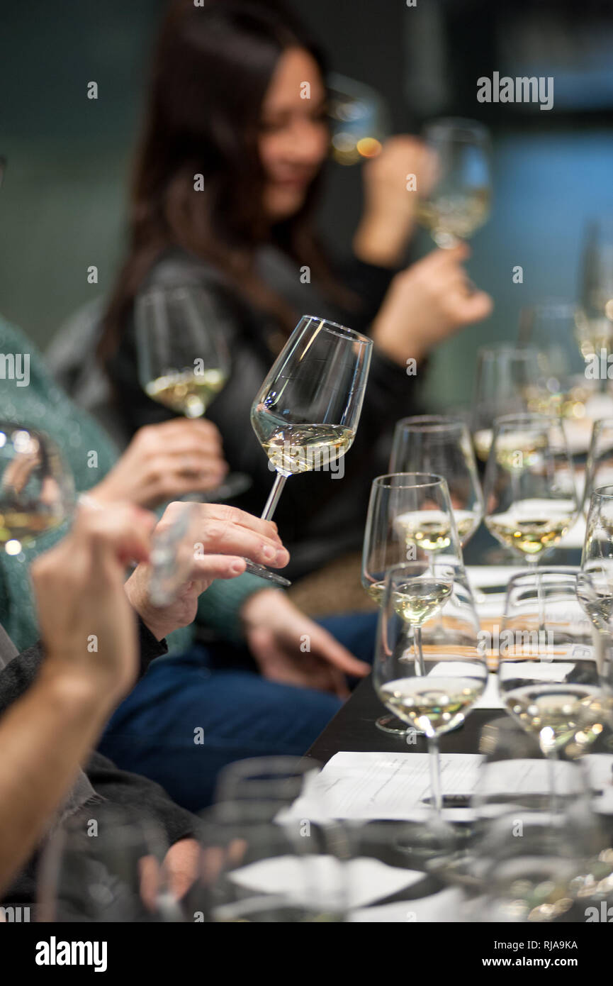 Persone degustazione di vino bianco durante una masterclass. Foto Stock