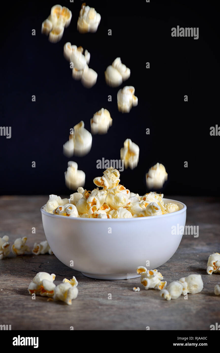Popcorn fatti in casa su un tavolo di legno Foto Stock