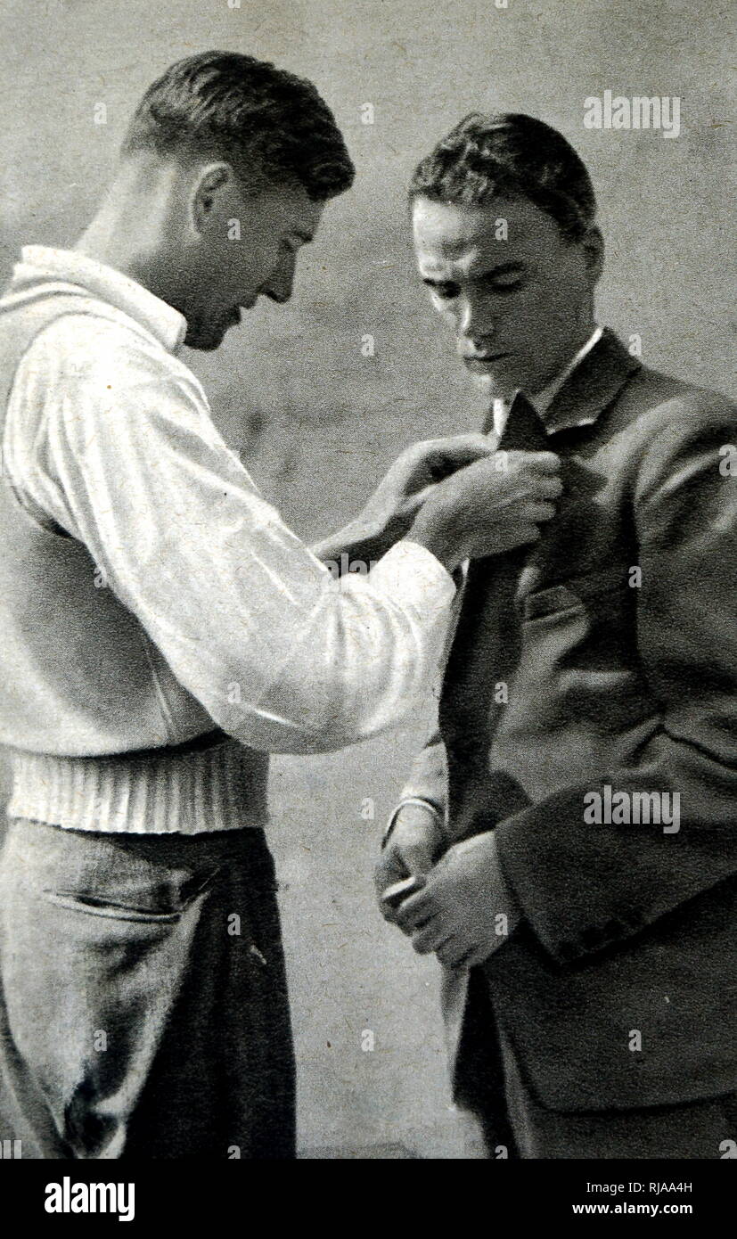 Fotografia di Lauri Lehtinen (1908-1973) e Ralph Hill (1908 - 1994) scambiando i pin dopo il 5000 metri di gara al 1932 giochi olimpici. L'ultimo giro, Ralph tentato un sorpasso Lauri. Lauri bloccato il suo modo, Lehtinen attraversato prima 50 centimetri in anticipo. Anche se il blocco è stata una tattica comune in Europa, il pubblico americano booed. Foto Stock