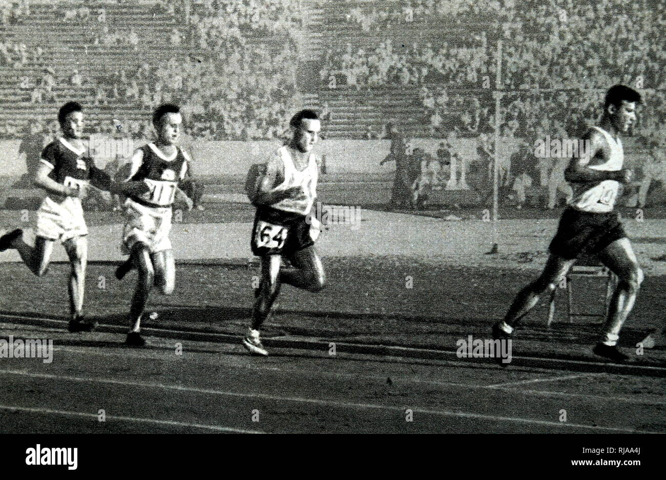 Fotografia di Janusz Kusocinski (1907 - 1940) in esecuzione in 10000 metri di gara durante i 1932 giochi olimpici. Kusocinski vinto contro i finlandesi Volmari Iso-Hollo e Lasse Virtanen in 10 000 m, con un mondo stagioni miglior tempo di 30:11.4. Foto Stock