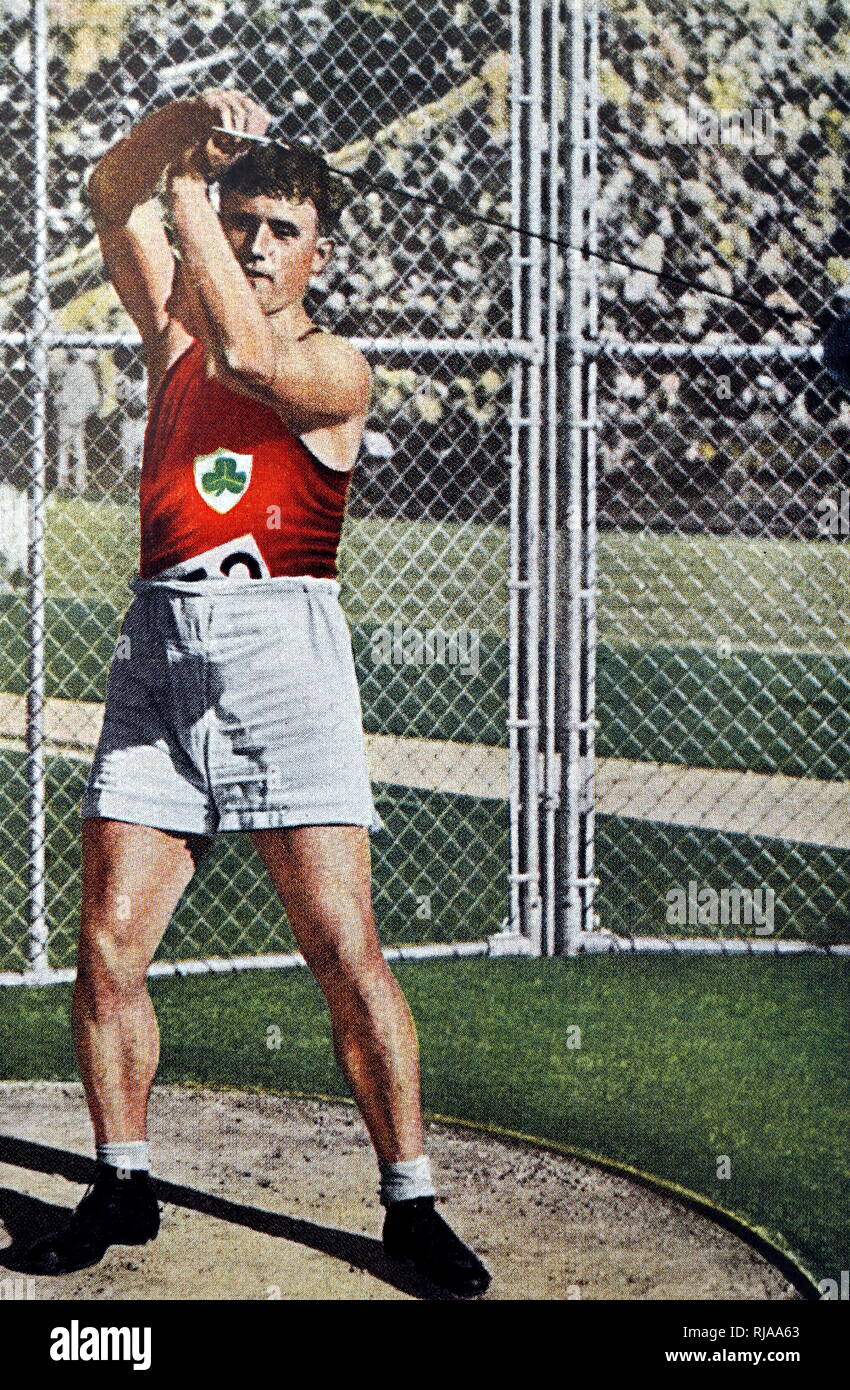 Fotografia di Dr. Patrick O'Callaghan (1905 - 1991) competere nel lancio del martello a 1932 Olimpiadi. Sebbene Patrick arrivati alle Olimpiadi con il tipo sbagliato di scarpe per la superficie. Egli è andato a vincere la medaglia d'oro. Foto Stock