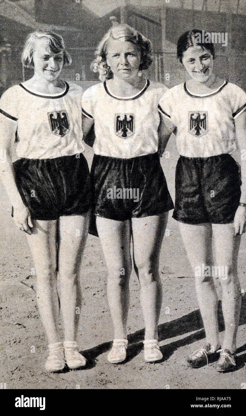 Fotografia di (da sinistra a destra) Ottilie ("Tilly') Fleischer (1911 - 2005), Ellen Braumuller (1910 - 1991) & Maria 'Marie' Dollinger-Hendrix (1910 - 1994). Queste donne hanno gareggiato per la Germania durante il 1932 giochi olimpici. Foto Stock