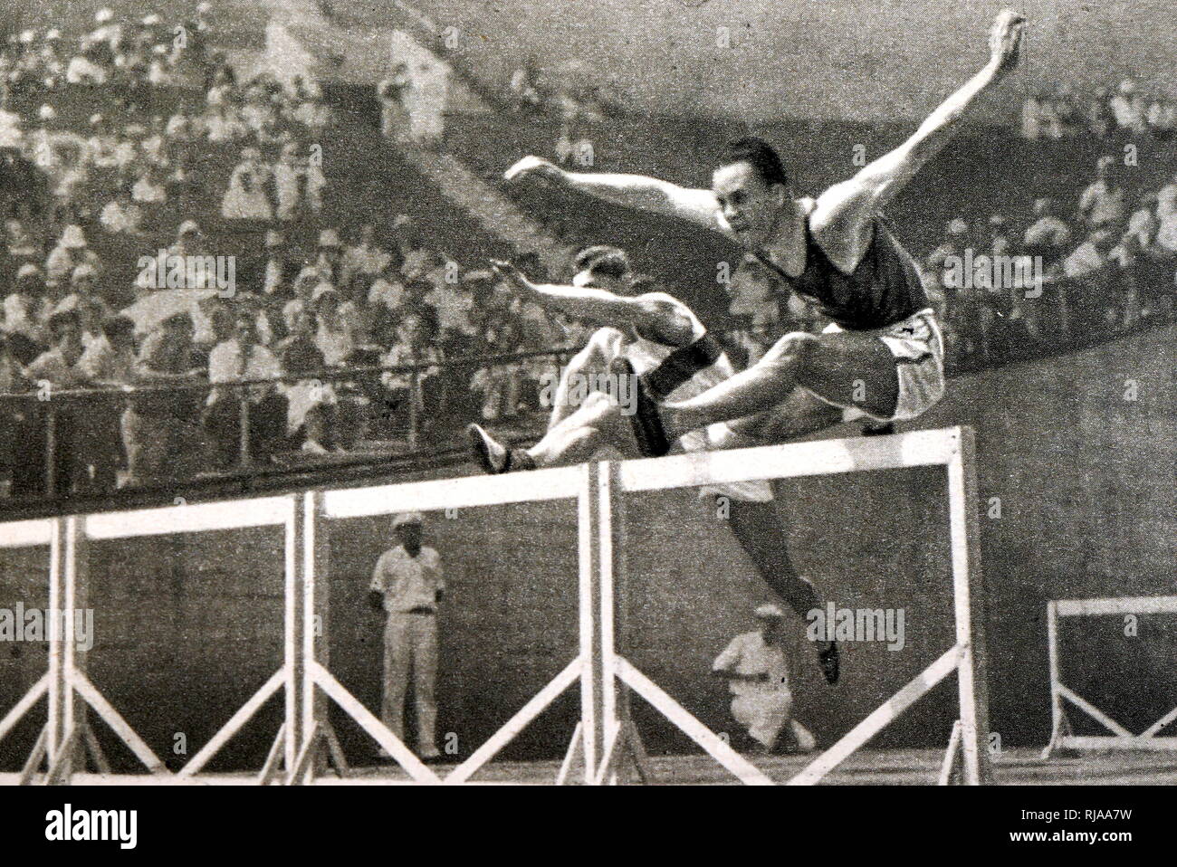 Fotografia di Akilles "Aki' Eero Johannes Järvinen (1905 - 1943) il salto a ostacoli durante il 1932 giochi olimpici. Aki è servito come il finlandese portabandiera. Foto Stock