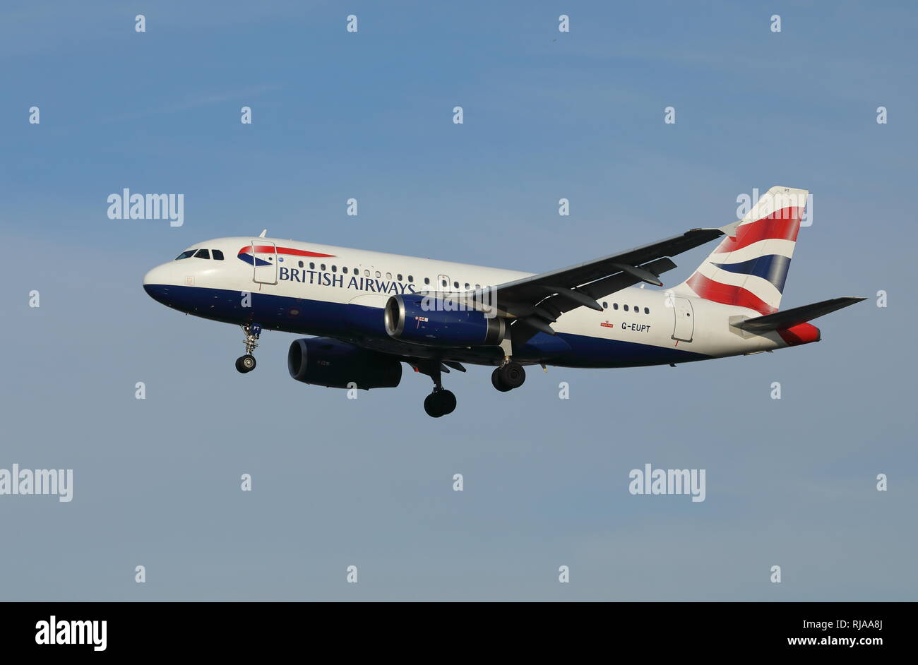 British Airways Airbus A319 aerei per il trasporto di passeggeri, reg. n. G-EUPT. Foto Stock