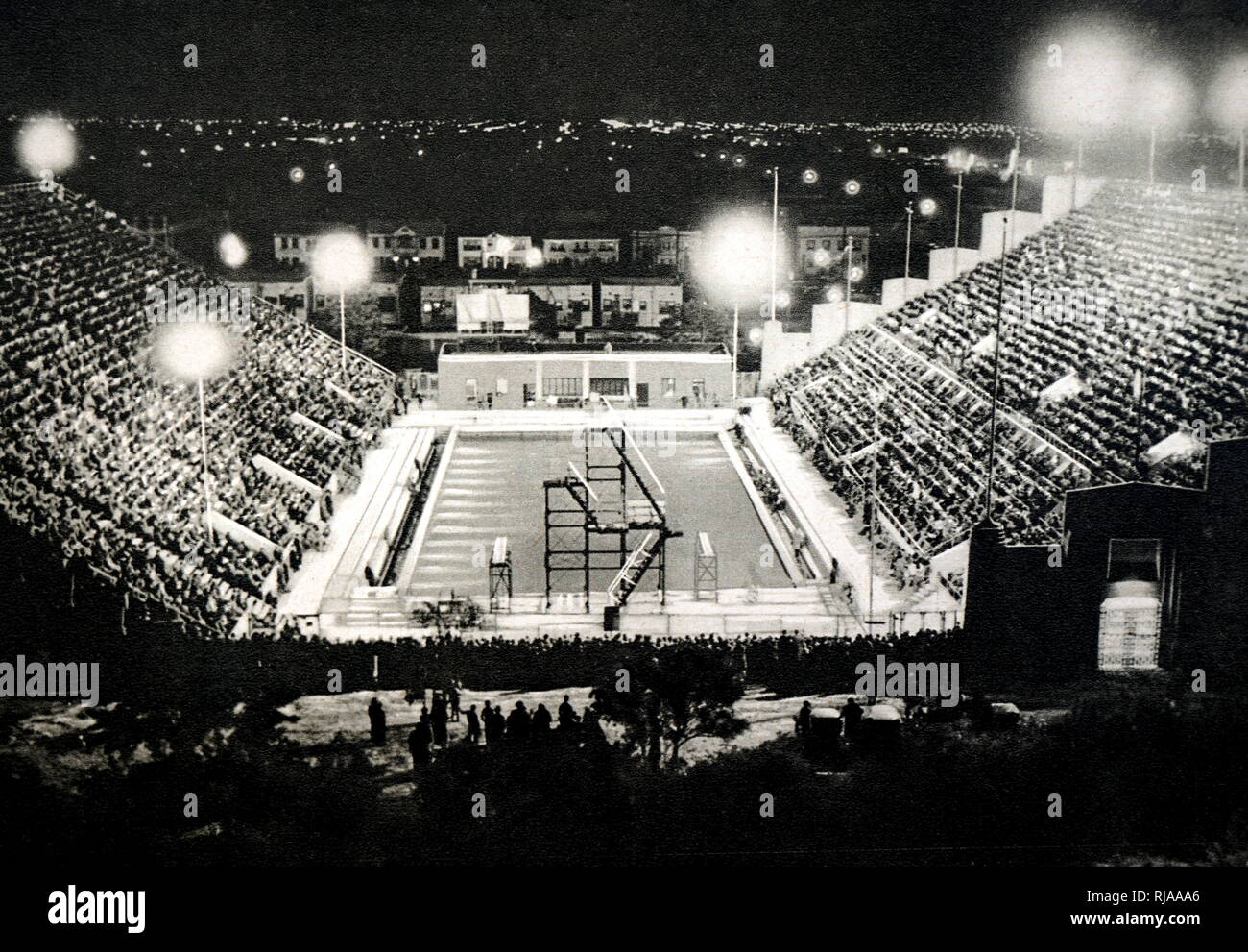 Fotografia della Olympic Swimming Stadium al 1932 giochi olimpici. Una volta chiamato il Los Angeles Swimming Stadium ora LA84 Fondazione/John C. sostengono Swim Stadium, originariamente costruito per le Olimpiadi del 1932 a Los Angeles, California. Foto Stock