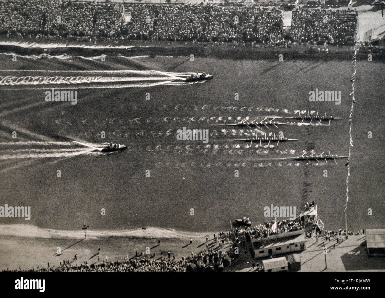 Fotografia aerea della otto canottaggio finale al 1932 giochi olimpici. Ha vinto da America, seconda in Italia e terza in Canada. Gran Bretagna terminato in quarta. Foto Stock