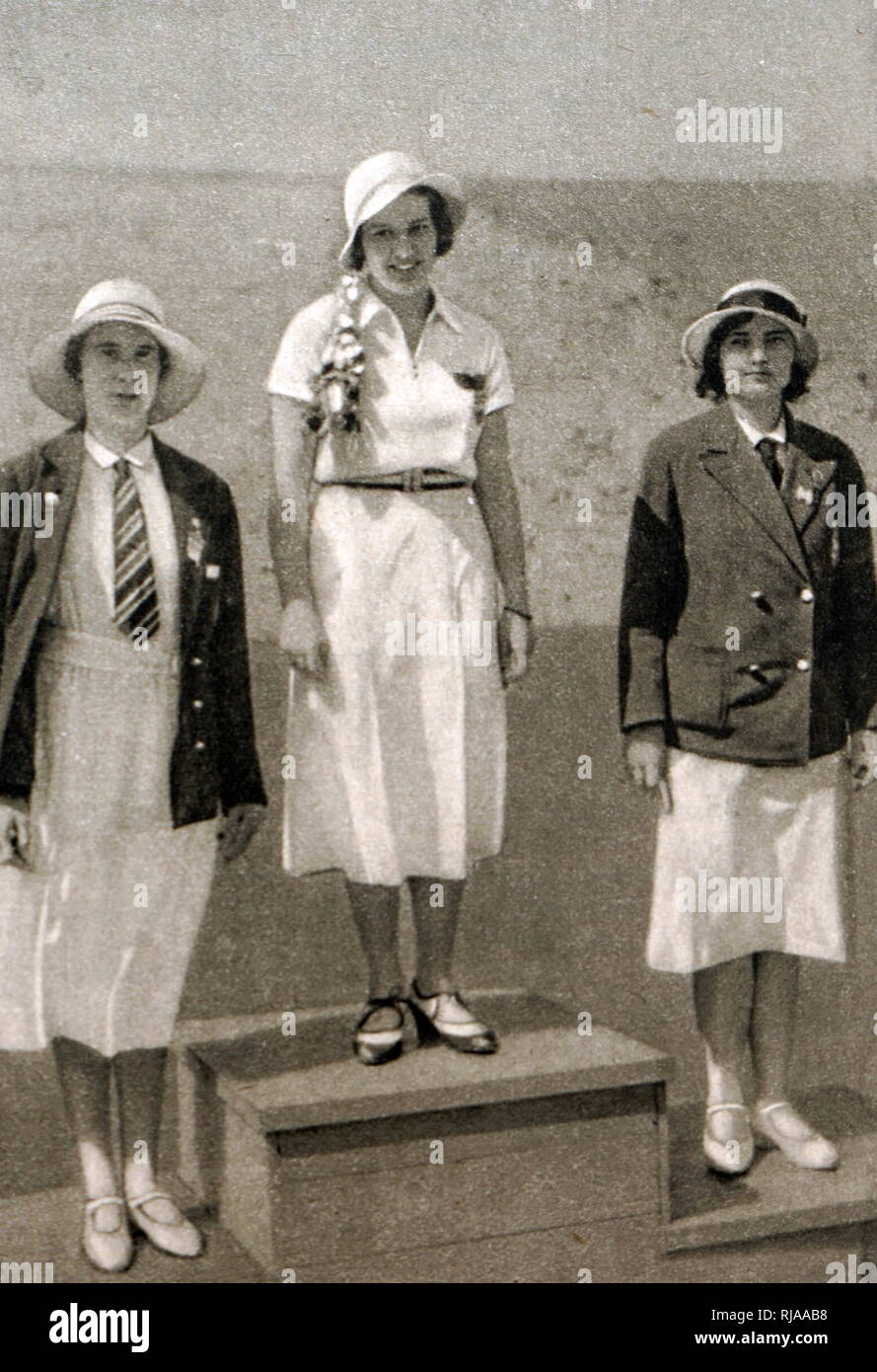 Fotografia del podio per le donne del foil al 1932 giochi olimpici. Ellen Müller-Preis (1912 - 2007), ha l'oro per Austria, Heather Seymour "Judy' Guinness (1910 - 1952) argento per la Gran Bretagna e il bronzo Erna Bogen-Bogáti (1906 - 2002) di Ungheria. Foto Stock