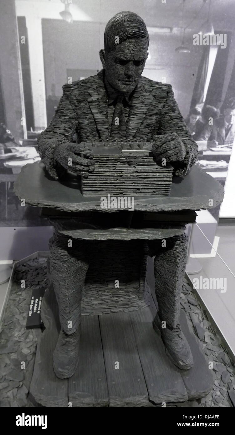Alan Turing (1912 - 1954), inglese computer scienziato, matematico, logician, cryptanalyst, filosofo, biologo teorico. La scultura in ardesia da Stephen bollitore (nato il 12 luglio 1966). Questa dimensione di vita statua di Alan Turing è a Bletchley Park Museum Foto Stock