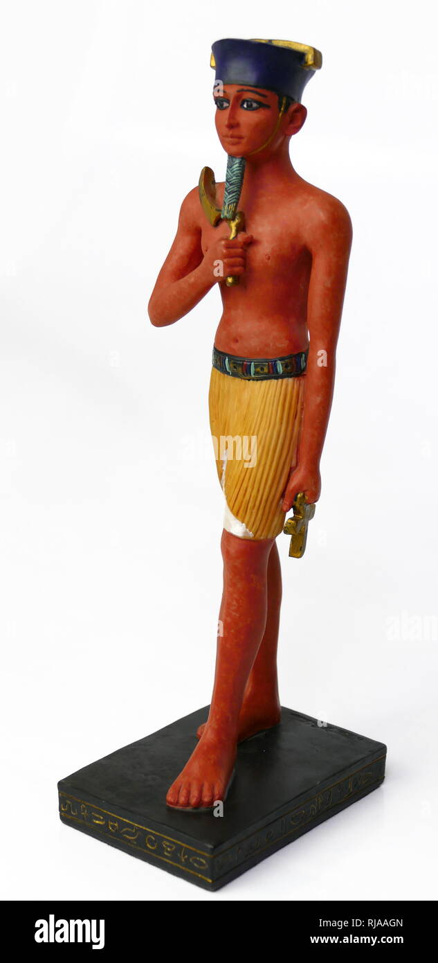 Replica moderna statuetta del faraone Tutankhamon. Questo re egiziano del XVIII dinastia (governata c. 1332-1323 BC), durante il periodo della storia egiziana conosciuta come il nuovo regno o talvolta il Nuovo Impero periodo. Egli ha, fin dalla scoperta della sua tomba intatta, stato riferito colloquialmente come Re Tut. Il suo nome originale, Tutankhaten, significa 'immagine vivente di Aton', mentre Tutankhamon significa 'immagine vivente di Amon' Foto Stock