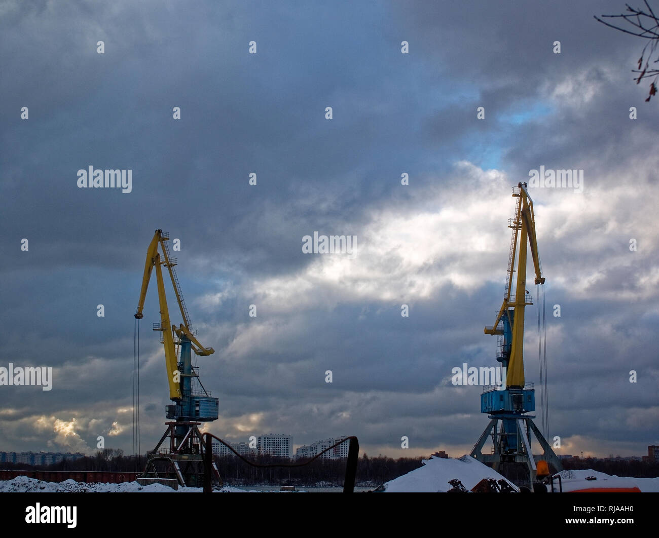 Gru da carico nel porto fluviale in autunno, Mosca Foto Stock