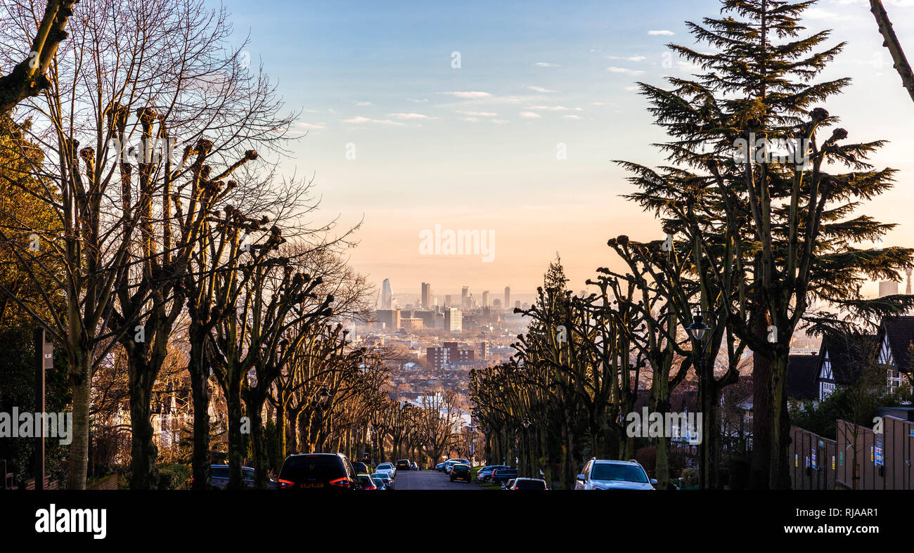 Vista di Londra dalla sommità del Hillway, Highgate, Londra, Inghilterra, Regno Unito. Foto Stock