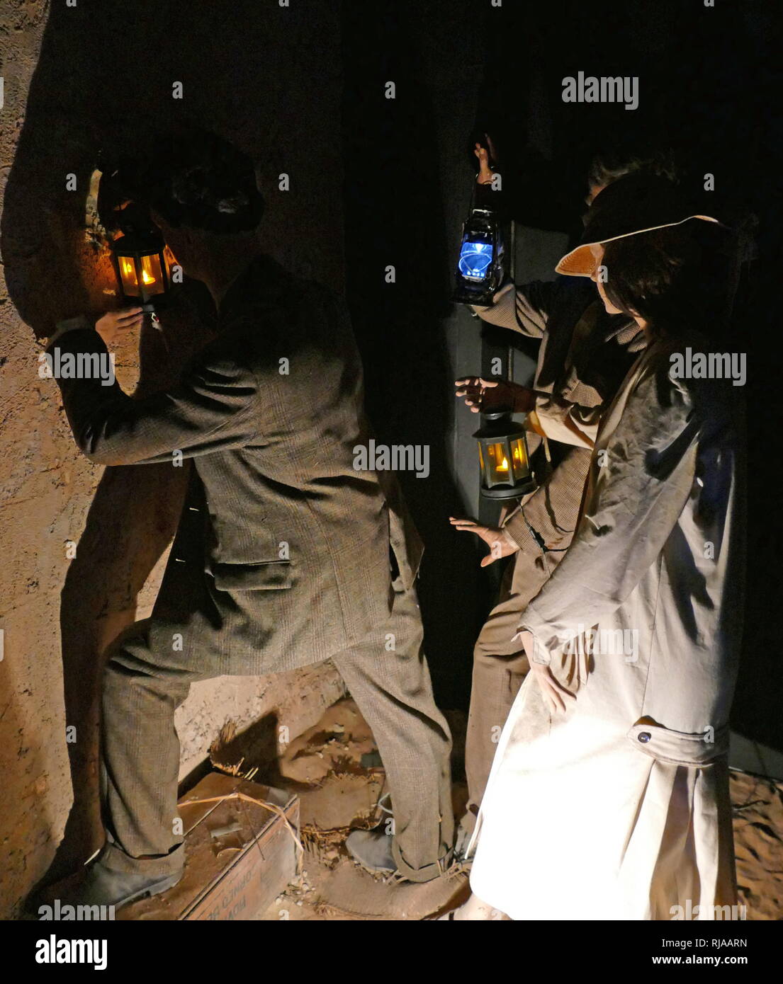 La ricostruzione raffigurante la scoperta della tomba di Tutankhamon nel 1922. Howard Carter (9 maggio 1874 - 2 Marzo 1939) era un archeologo britannico e egittologo che divenne famoso in tutto il mondo dopo la scoperta della tomba intatta (designato KV62) della XVIII dinastia faraone Tutankhamon nel novembre 1922. Foto Stock