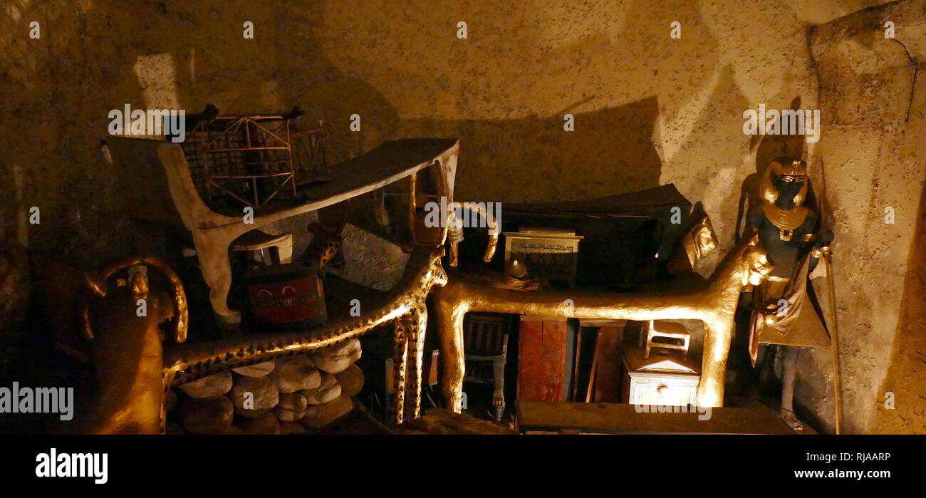 La ricostruzione raffigurante la tomba di Tutankhamon nel 1922. Howard Carter (9 maggio 1874 - 2 Marzo 1939) era un archeologo britannico e egittologo che divenne famoso in tutto il mondo dopo la scoperta della tomba intatta (designato KV62) della XVIII dinastia faraone Tutankhamon nel novembre 1922. Foto Stock