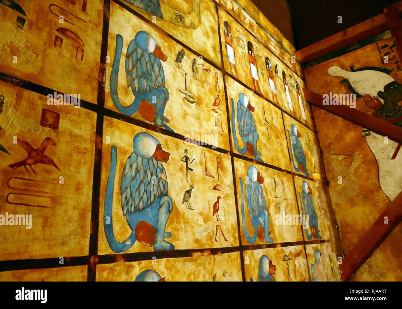 La ricostruzione raffigurante la tomba di Tutankhamon nel 1922. Howard Carter (9 maggio 1874 - 2 Marzo 1939) era un archeologo britannico e egittologo che divenne famoso in tutto il mondo dopo la scoperta della tomba intatta (designato KV62) della XVIII dinastia faraone Tutankhamon nel novembre 1922. Foto Stock