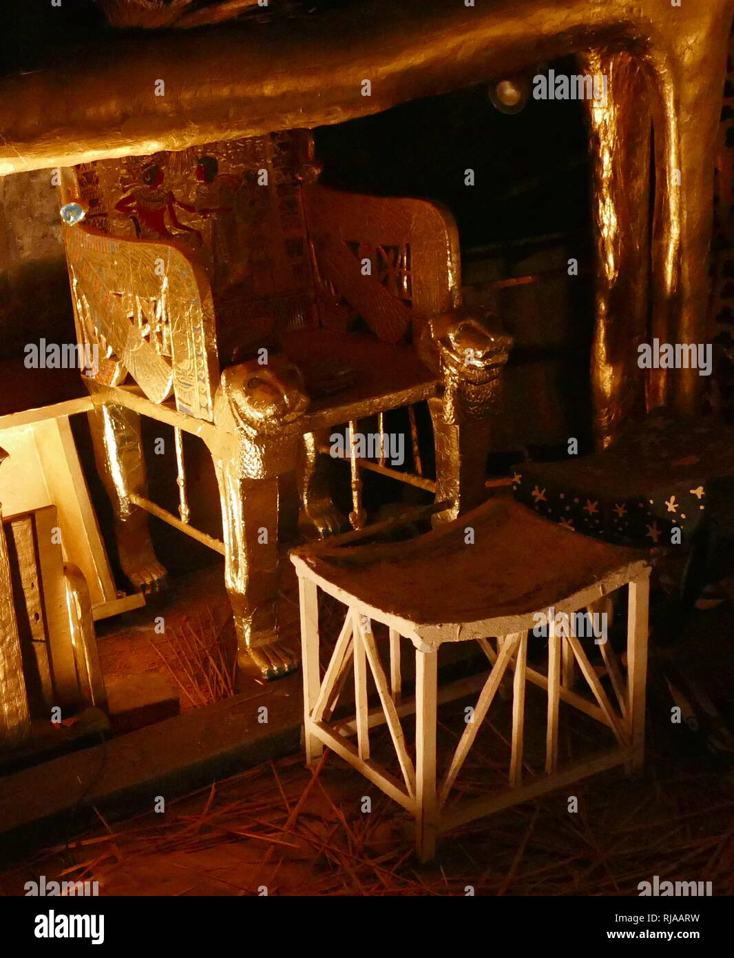 La ricostruzione raffigurante la tomba di Tutankhamon nel 1922. Howard Carter (9 maggio 1874 - 2 Marzo 1939) era un archeologo britannico e egittologo che divenne famoso in tutto il mondo dopo la scoperta della tomba intatta (designato KV62) della XVIII dinastia faraone Tutankhamon nel novembre 1922. Foto Stock