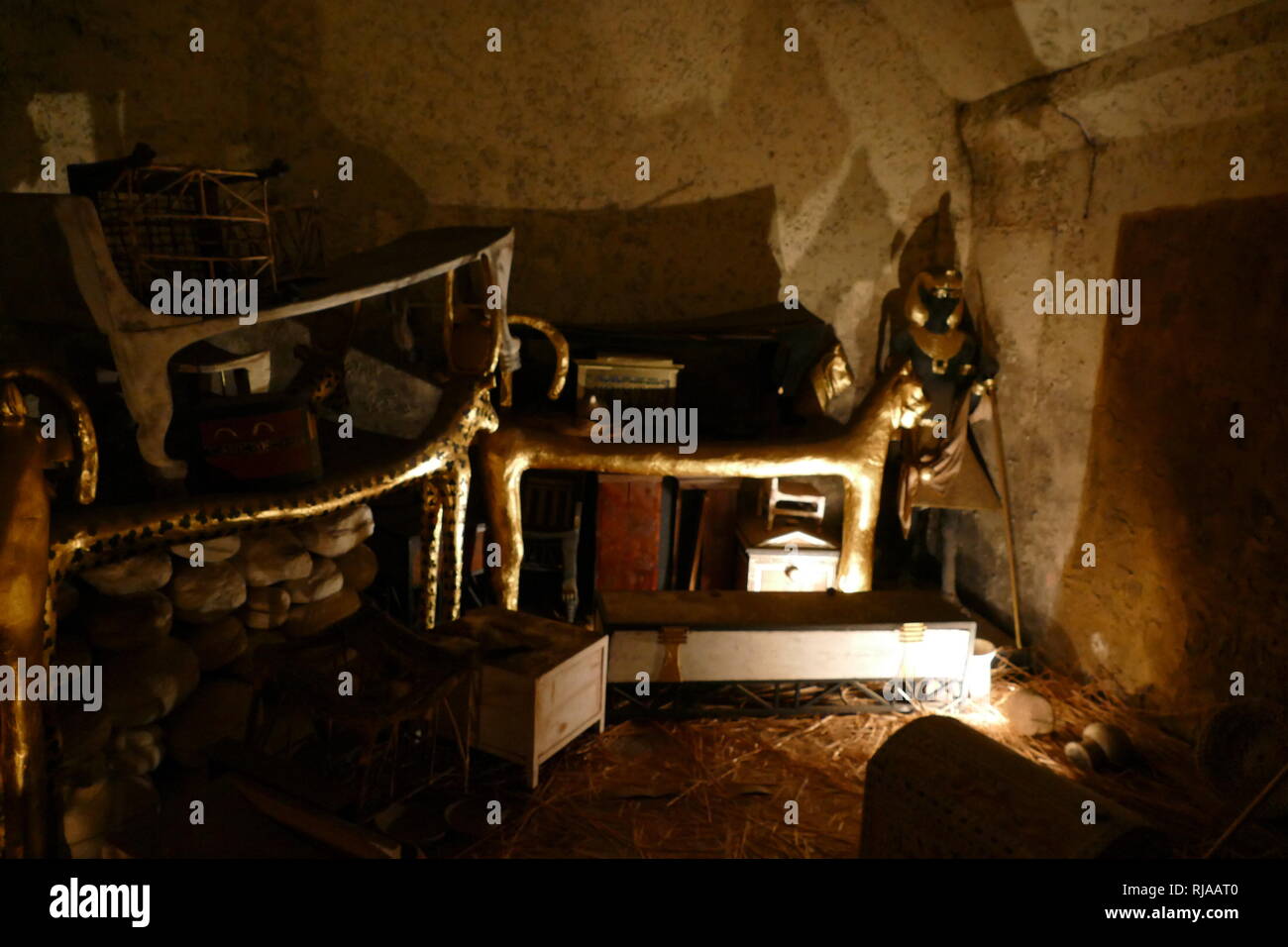 La ricostruzione raffigurante la tomba di Tutankhamon nel 1922. Howard Carter (9 maggio 1874 - 2 Marzo 1939) era un archeologo britannico e egittologo che divenne famoso in tutto il mondo dopo la scoperta della tomba intatta (designato KV62) della XVIII dinastia faraone Tutankhamon nel novembre 1922. Foto Stock