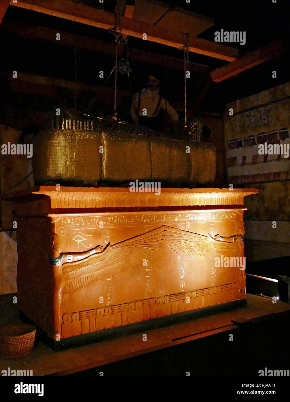 La ricostruzione raffigurante la tomba di Tutankhamon nel 1922. Howard Carter (9 maggio 1874 - 2 Marzo 1939) era un archeologo britannico e egittologo che divenne famoso in tutto il mondo dopo la scoperta della tomba intatta (designato KV62) della XVIII dinastia faraone Tutankhamon nel novembre 1922. Foto Stock
