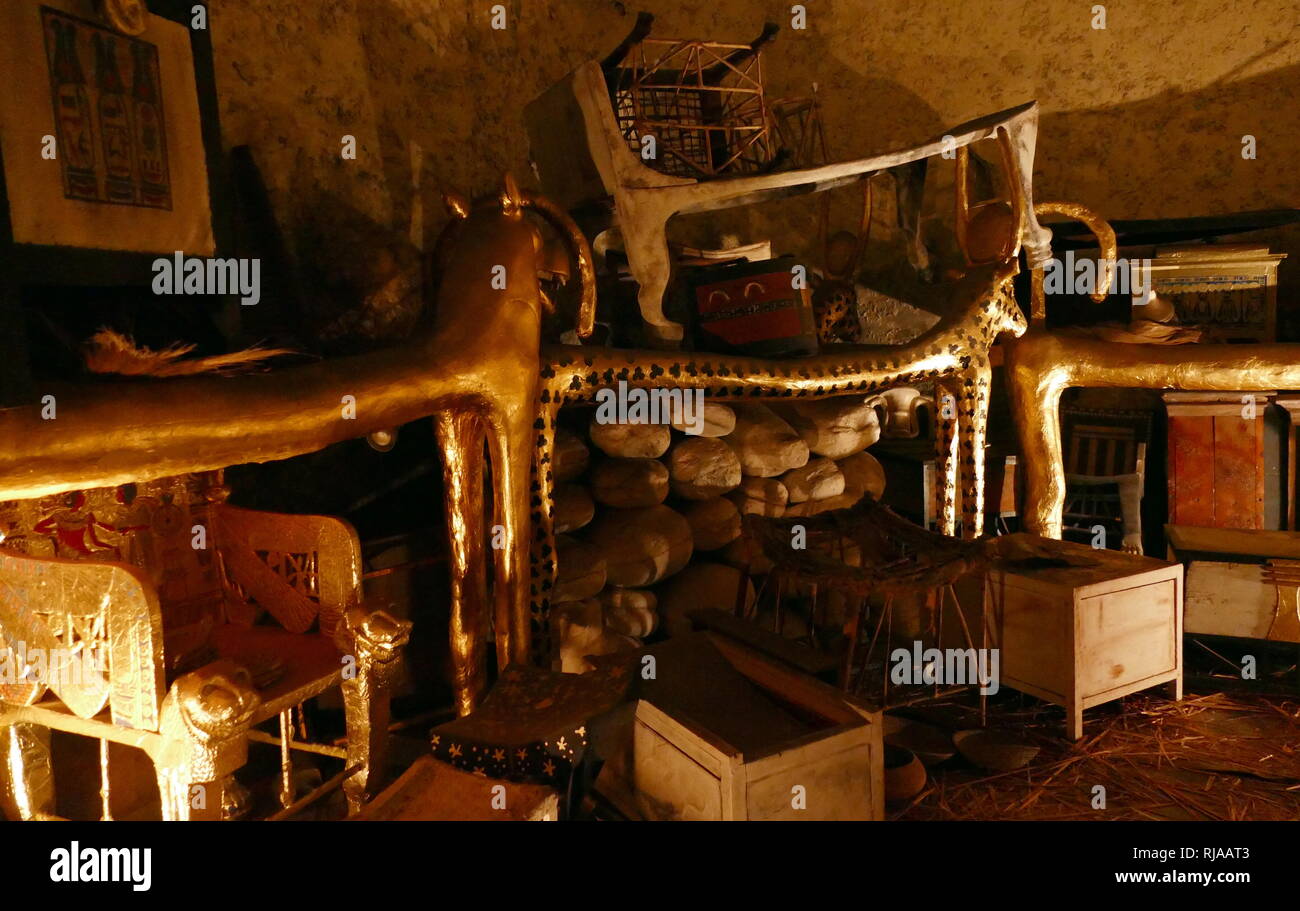 La ricostruzione raffigurante la tomba di Tutankhamon nel 1922. Howard Carter (9 maggio 1874 - 2 Marzo 1939) era un archeologo britannico e egittologo che divenne famoso in tutto il mondo dopo la scoperta della tomba intatta (designato KV62) della XVIII dinastia faraone Tutankhamon nel novembre 1922. Foto Stock