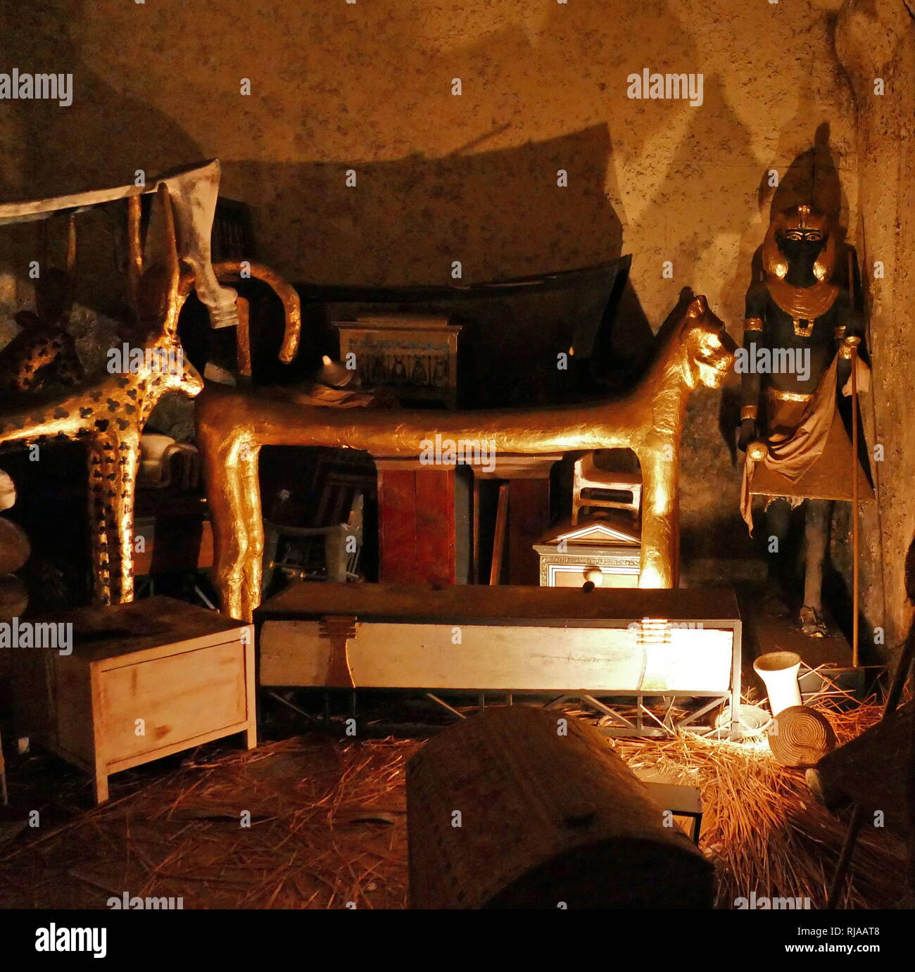 La ricostruzione raffigurante la tomba di Tutankhamon nel 1922. Howard Carter (9 maggio 1874 - 2 Marzo 1939) era un archeologo britannico e egittologo che divenne famoso in tutto il mondo dopo la scoperta della tomba intatta (designato KV62) della XVIII dinastia faraone Tutankhamon nel novembre 1922. Foto Stock