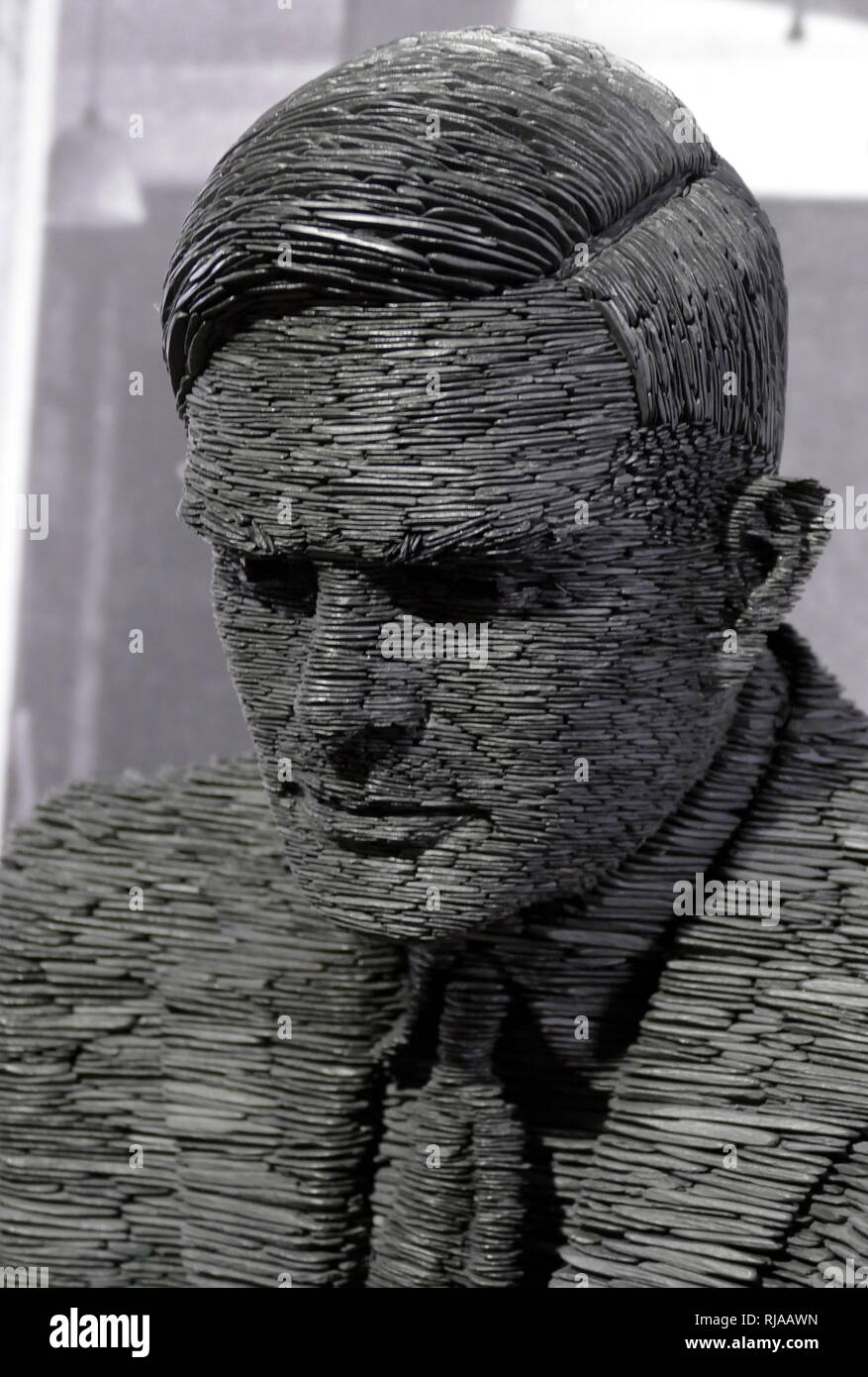 Alan Turing (1912 - 1954), inglese computer scienziato, matematico, logician, cryptanalyst, filosofo, biologo teorico. La scultura in ardesia da Stephen bollitore (nato il 12 luglio 1966). Questa dimensione di vita statua di Alan Turing è a Bletchley Park Museum Foto Stock