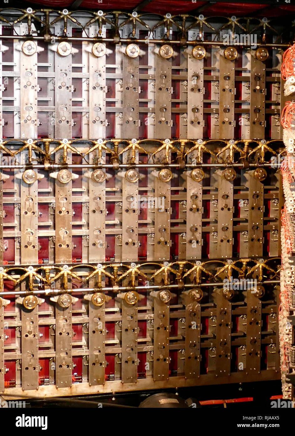 Vista posteriore del ricostruito di bombe a Bletchley Park. Questo mostra il patch panel e 26-modo i cavi utilizzati per collegare il cablaggio del 'menu'. Esso include il 'Diagonal boards' che, nonostante il loro nome, sono fisicamente rettangolare. Le bombe era un dispositivo elettro-meccanico utilizzato dalla British cryptologists per aiutare a decifrare il tedesco Enigma-macchina-segreto crittografato messaggi durante la Seconda Guerra Mondiale. Il progetto iniziale delle bombe è stato prodotto nel 1939 presso il governo del Regno Unito e di codice Cypher scuola (GC&CS) a Bletchley Park di Alan Turing, con un importante perfezionamento ideato nel 1940 da Gordon Welchman Foto Stock