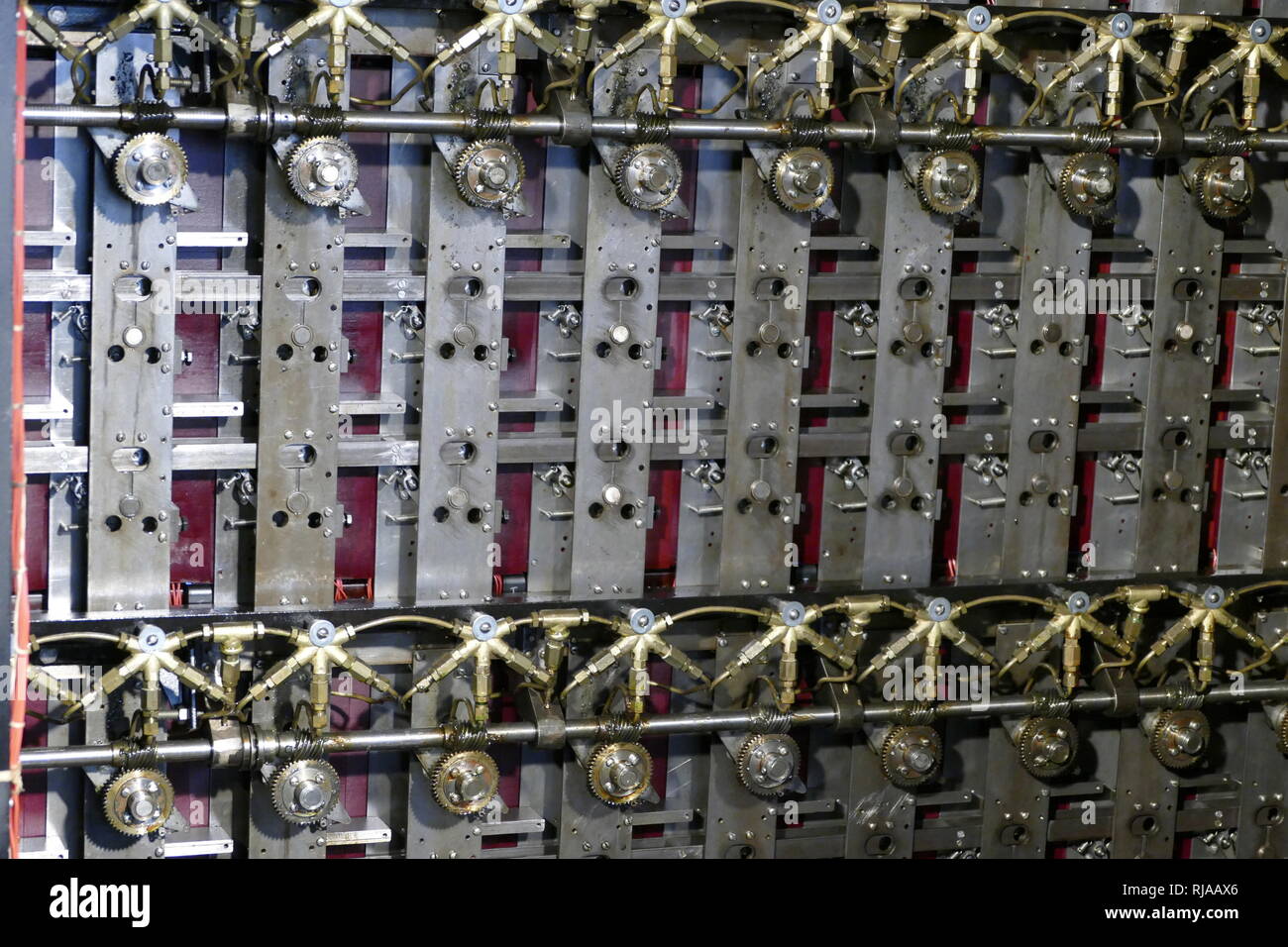 Vista posteriore del ricostruito di bombe a Bletchley Park. Questo mostra il patch panel e 26-modo i cavi utilizzati per collegare il cablaggio del 'menu'. Esso include il 'Diagonal boards' che, nonostante il loro nome, sono fisicamente rettangolare. Le bombe era un dispositivo elettro-meccanico utilizzato dalla British cryptologists per aiutare a decifrare il tedesco Enigma-macchina-segreto crittografato messaggi durante la Seconda Guerra Mondiale. Il progetto iniziale delle bombe è stato prodotto nel 1939 presso il governo del Regno Unito e di codice Cypher scuola (GC&CS) a Bletchley Park di Alan Turing, con un importante perfezionamento ideato nel 1940 da Gordon Welchman Foto Stock