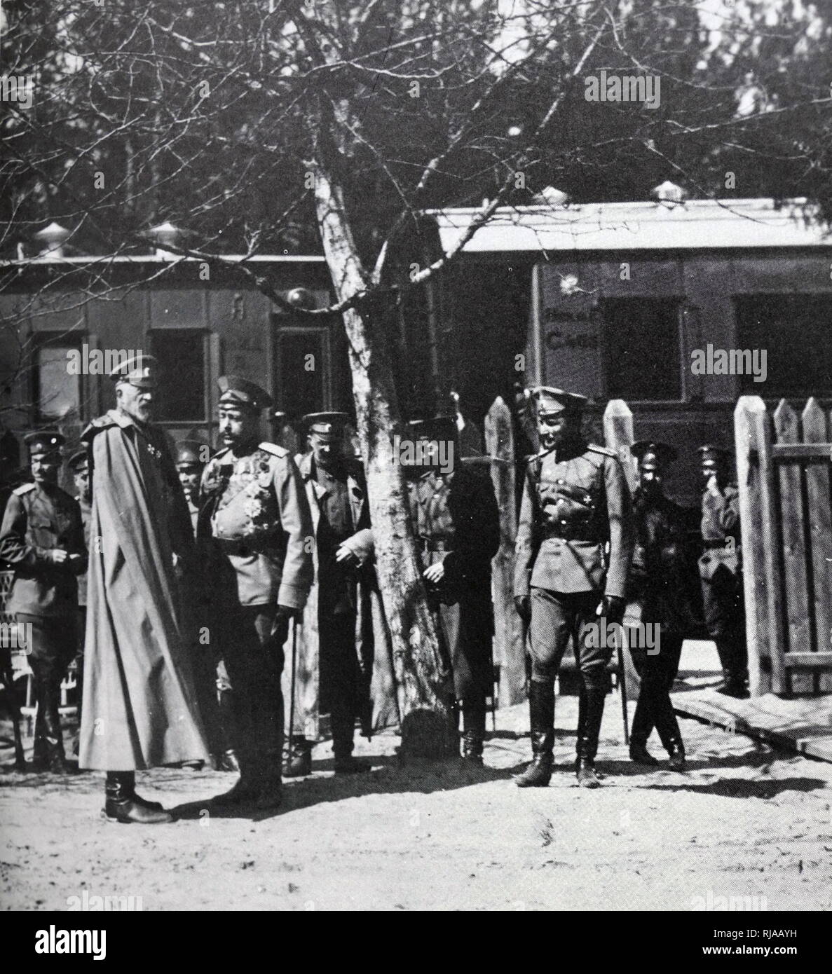 Il Granduca Nicola durante la Prima Guerra Mondiale, con un gruppo di ufficiali a Stavka, in Baranovichi 1914. Il Granduca Nicholas Nikolaevich della Russia (1856 - 1929), è stato un generale russo nella prima guerra mondiale. Un nipote di Nicola I di Russia, fu comandante in capo delle truppe russe sul fronte principale nel primo anno di guerra, e in seguito è stato il successo di un comandante in capo nel Caucaso. Foto Stock