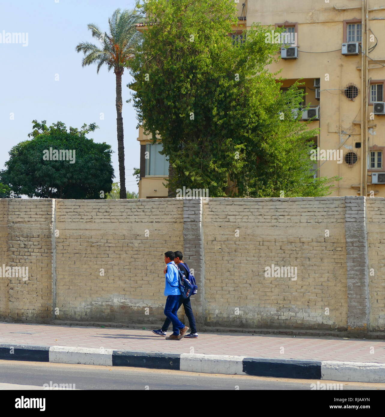 Alta egiziano scolari, lasciare la scuola del Cairo in Egitto 2018 Foto Stock