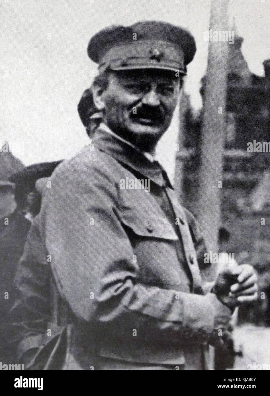 Leon Trotsky (1879 - 1940); rivoluzionario marxista, teorico e uomo politico sovietico. Inizialmente il supporto Menshevik internazionalisti fazione all'interno della Federazione Social Democratico Partito Laburista si unì ai bolscevichi ('maggioranza?) appena prima del 1917 Rivoluzione di ottobre, immediatamente di diventare un leader all'interno del Partito comunista. Egli sarebbe diventata uno dei sette membri del primo politburo, fondata nel 1917 per gestire la Rivoluzione bolscevica Foto Stock
