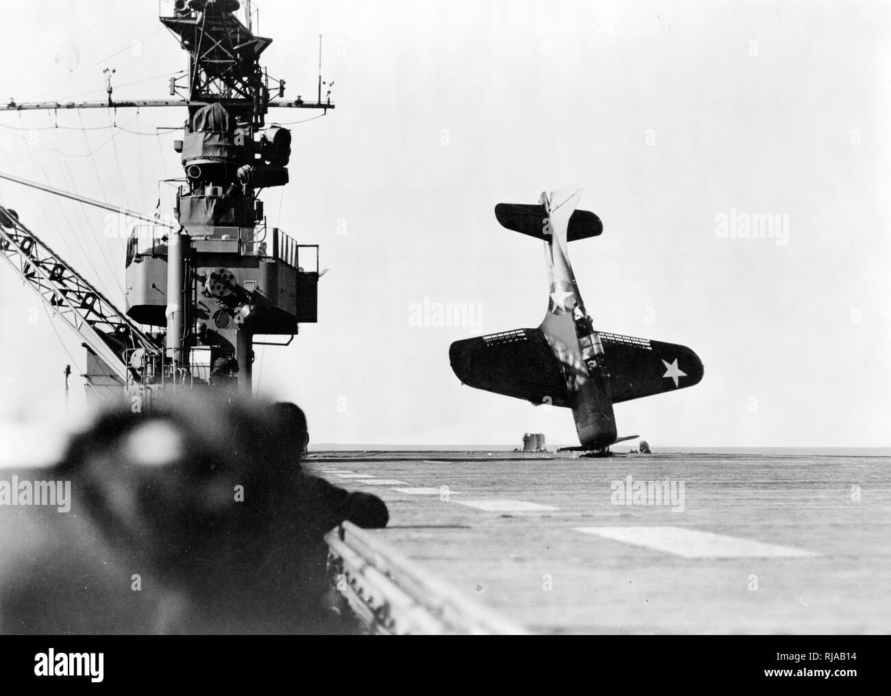 US Air Force Douglas SBD intrepida, dive bomber, sul suo naso, dopo il crash, su un americano portaerei ponte di volo. La Seconda Guerra Mondiale; 1943 Foto Stock