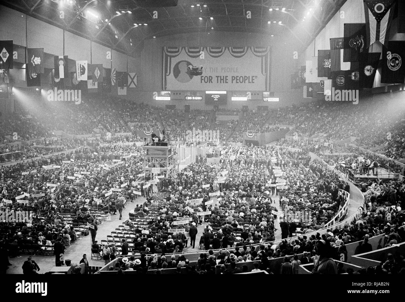 Governatore Mark Hatfield appare prima che la convenzione nel palazzo di vacca, 1964. Il 1964 Convegno nazionale del partito repubblicano degli Stati Uniti ha avuto luogo nel palazzo di vacca, Daly City, California, dal 13 luglio al 16 luglio 1964. Foto Stock