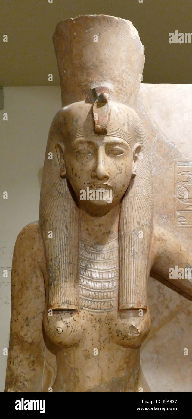 Statua della Dea Mut; XIX dinastia, regno di Ramesse II. Circa 1290-1224 BC; Mut era la dea madre di Tebe. Durante la dodicesima Dinastia (Regno di Mezzo) Amon fu adottato a Tebe, come il re degli dei con Mut come sua consorte Foto Stock