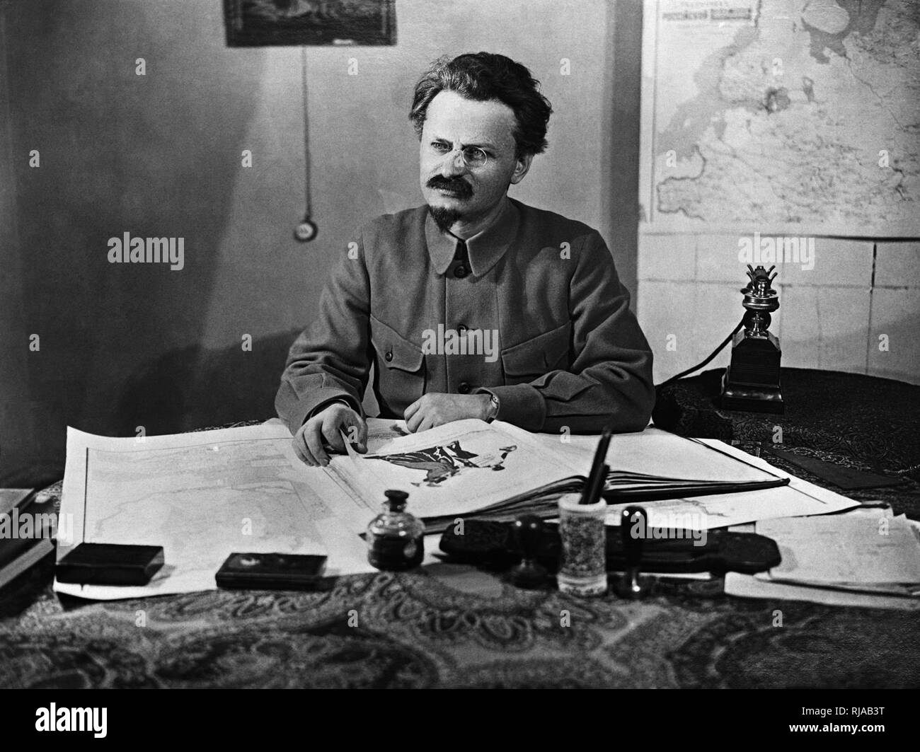 Leon Trotsky (1879 - 1940); rivoluzionario marxista, teorico e uomo politico sovietico. Inizialmente il supporto Menshevik internazionalisti fazione all'interno della Federazione Social Democratico Partito Laburista si unì ai bolscevichi ('maggioranza?) appena prima del 1917 Rivoluzione di ottobre, immediatamente di diventare un leader all'interno del Partito comunista. Egli sarebbe diventata uno dei sette membri del primo politburo, fondata nel 1917 per gestire la Rivoluzione bolscevica Foto Stock
