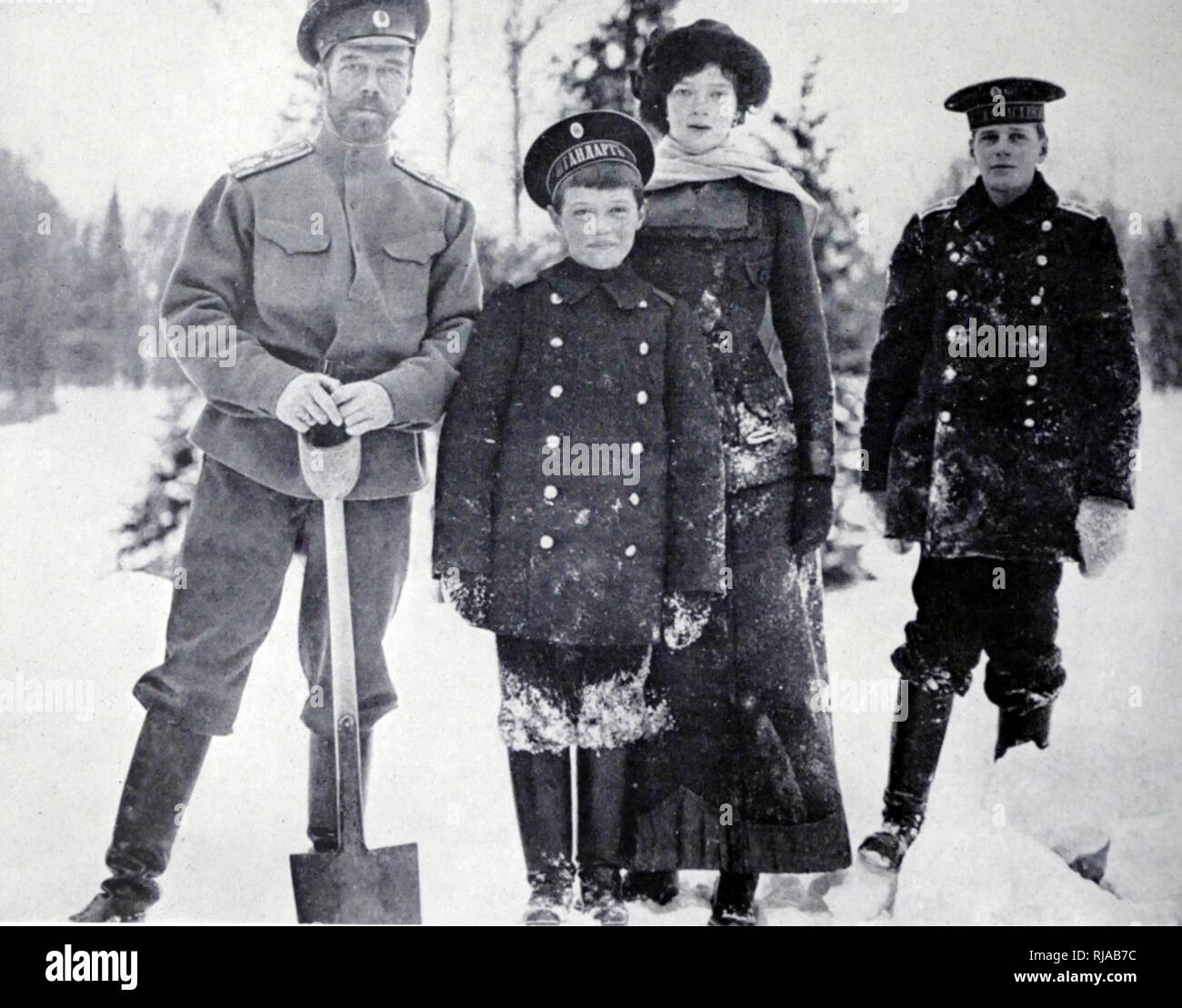 Tsar Nicholas II, Tsarevich Alexei Nikolaevich, Granduchessa Tatiana, e il Principe Nikita a Tsarskoe Selo durante la Prima Guerra Mondiale 1916 Foto Stock