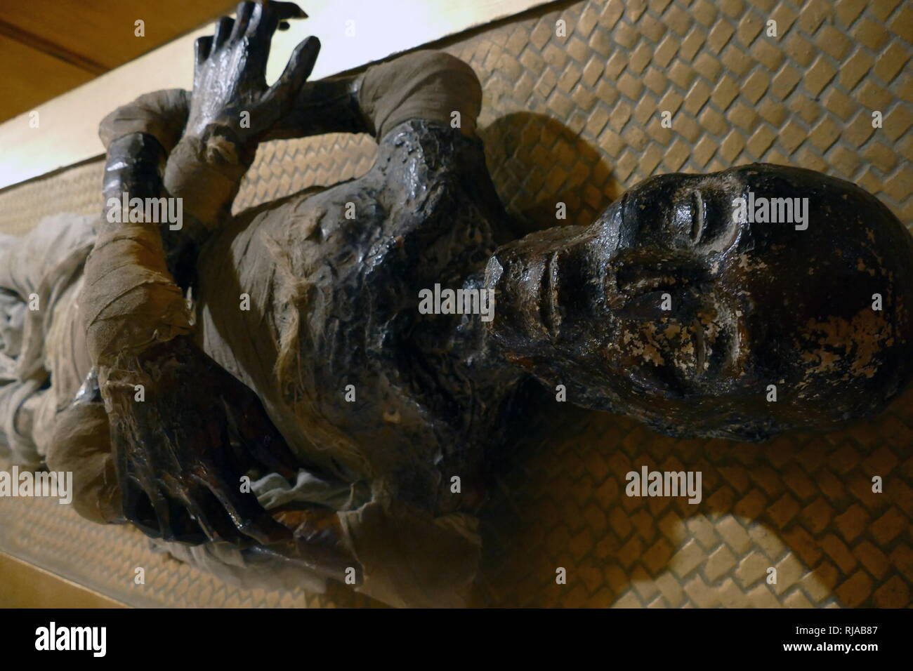 La replica della mummia del re Tutankhamon, che governò Antico Egitto da circa 1355-1346 A.C. faraone durante la XVIII Dinastia del Nuovo Regno. Il 28 ottobre 1925, Inglese egittologo Howard Carter e il suo team rimosso il coperchio sulla terza e ultima bara di camera di sepoltura nella tomba KV62, rivelando la Mummia di Tutankhamon. La sua camera di sepoltura è stata trovata nella Valle dei Re nella necropoli tebana nel 1922 Foto Stock