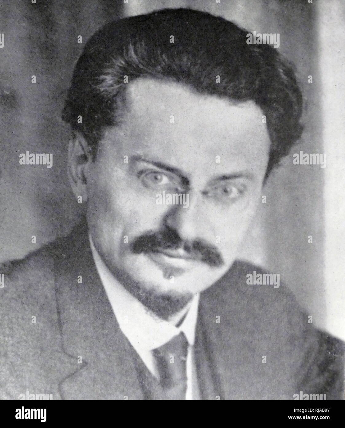 Leon Trotsky (1879 - 1940); rivoluzionario marxista, teorico e uomo politico sovietico. Inizialmente il supporto Menshevik internazionalisti fazione all'interno della Federazione Social Democratico Partito Laburista si unì ai bolscevichi ('maggioranza?) appena prima del 1917 Rivoluzione di ottobre, immediatamente di diventare un leader all'interno del Partito comunista. Egli sarebbe diventata uno dei sette membri del primo politburo, fondata nel 1917 per gestire la Rivoluzione bolscevica Foto Stock