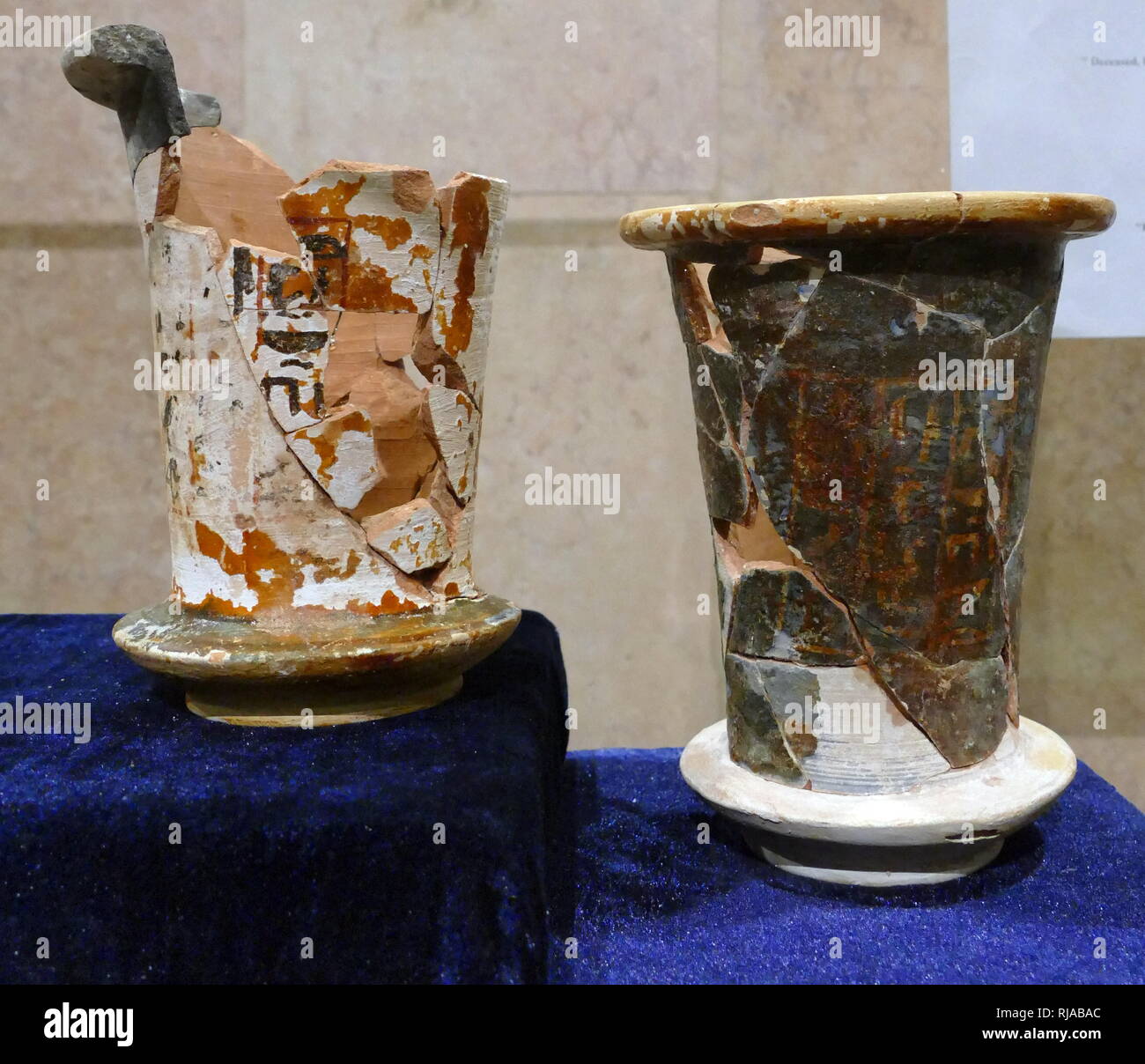 Ceramiche dalla tomba tebana TT56 la tomba di Userhat. circa 1400 BC. La tomba si trova nella necropoli tebana, sulla riva occidentale del Nilo di fronte a Luxor. La tomba è il luogo di sepoltura degli antichi Egiziani ufficiale, Userhat chi era scriba regale, figlio del Royal nursery, durante la XVIII Dinastia re Amenofi II Foto Stock Ceramiche dalla tomba tebana TT56 la tomba di Userhat. circa 1400 BC. La tomba si trova nella necropoli tebana, sulla riva occidentale del Nilo di fronte a Luxor. La tomba è il luogo di sepoltura degli antichi Egiziani ufficiale, Userhat chi era scriba regale, figlio del Royal nursery, durante la XVIII Dinastia re Amenofi II Foto Stock