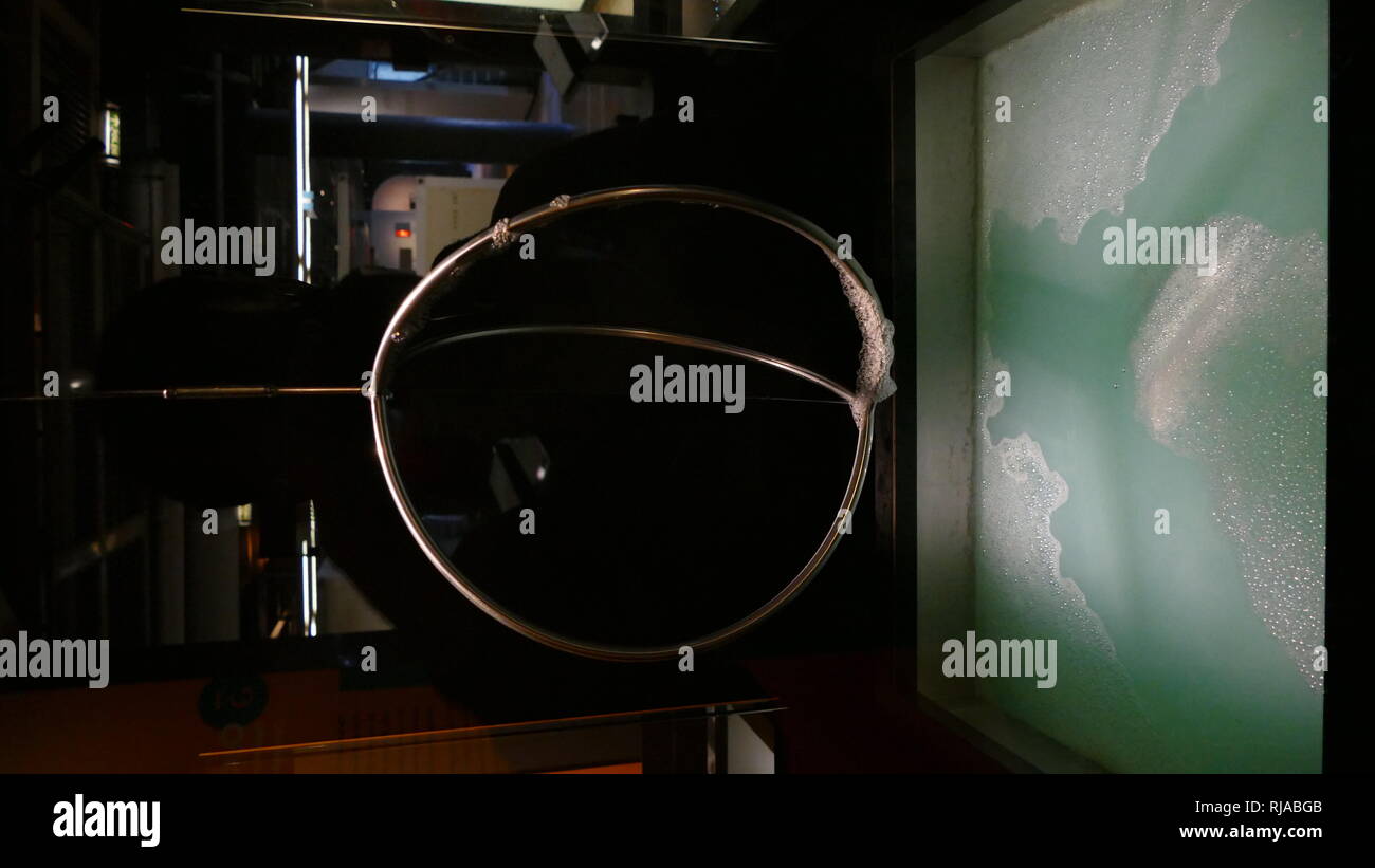 Esperimento utilizzando detersivo liquido per mostrare la viscosità. La viscosità di un fluido è la misura della sua resistenza alla deformazione graduale da una sollecitazione di taglio o di sollecitazione di trazione. Per i liquidi, esso corrisponde al concetto informale di "spessore"; per esempio, detersivo liquido ha una viscosità molto superiore a quello dell'acqua. La viscosità è una proprietà del fluido che si oppone al moto relativo tra le due superfici del fluido che si muovono a velocità diverse. In termini semplici, la viscosità dei mezzi di attrito tra le molecole del fluido. Foto Stock