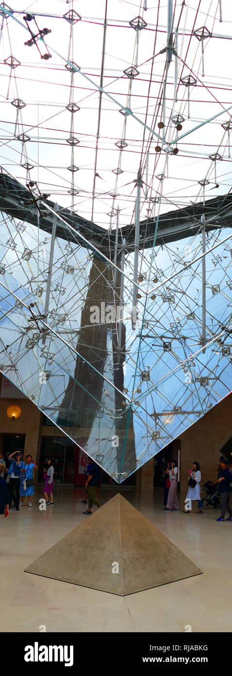 La Pyramide Inversée (piramide invertita) è un lucernario costruito nel Carrousel du Louvre; shopping mall; di fronte al Museo del Louvre; in Francia. La piramide segna l'intersezione delle due principali strade pedonali e orienta i visitatori verso l'entrata del museo. Direttamente sotto la punta della verso il basso di puntamento a piramide in vetro, una piccola piramide di pietra è sul pavimento. Le punte dei due piramidi quasi toccare. La Pyramide Inversée è stata progettata dagli architetti I.M. Pei, e installati nel 1993. La piramide rovesciata figure di rilievo nella conclusione di pagine di Dan Brown best seller internazionale il da Foto Stock