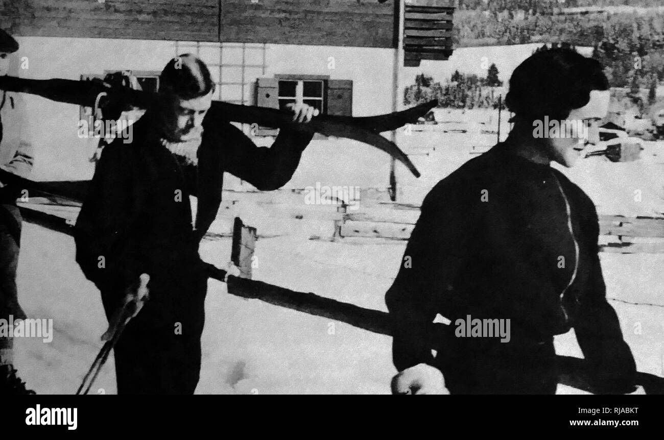 Edward Principe di Galles, con Wallis Simpson in Kitzbuhel, una piccola città alpina ad est di Innsbruck, nella parte occidentale della provincia austriaca del Tirolo. 1935. Edward VIII (1894 - 1972) re del Regno Unito Foto Stock