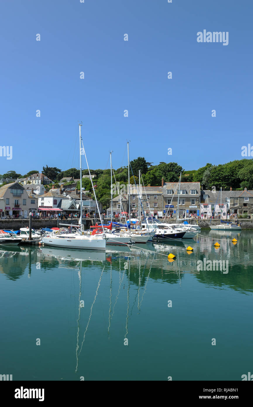 Barche a vela di galleggiamento sull'acqua durante l'alta marea su una giornata d'estate a Padstow Harbour, Cornwall, Inghilterra. Foto Stock