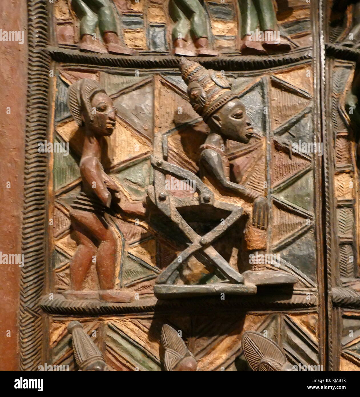 Pannello della porta di legno. Popolazione Yoruba, Nigeria, 1910-1914. scolpiti da Olowe di Ise per il palazzo reale a Ikere. che commemora la ricezione da parte del Ogoga (RE) nel 1901, del primo amministratore britannico, Capitano Ambrogio. Foto Stock
